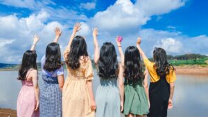 自民党女性局のフランス研修写真が物議・批判殺到「38人も行ってなにすんの？」