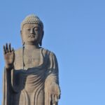 牛久大仏さま西遊記になる。指先でジャンボ機をつまむ瞬間が激写！