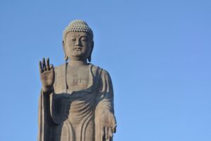 牛久大仏さま西遊記になる。指先でジャンボ機をつまむ瞬間が激写！