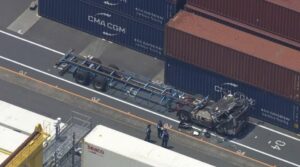 【横浜港】 本牧ふ頭でトレーラーにコンテナを落下させた人物特定！７３歳の運転手の名前は？会社名は？