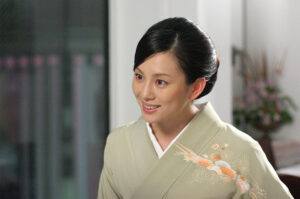 【身元判明】三菱UFJ貸金庫窃盗女性行員「米倉涼子似の女性」黒革の手帖を読んで計画実行か